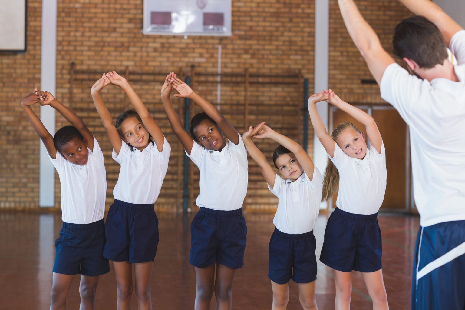 School exercise. Американские школьники на физкультуре. Физкультура в школе. Учитель физры Америка. Физического воспитания в школах Франции.